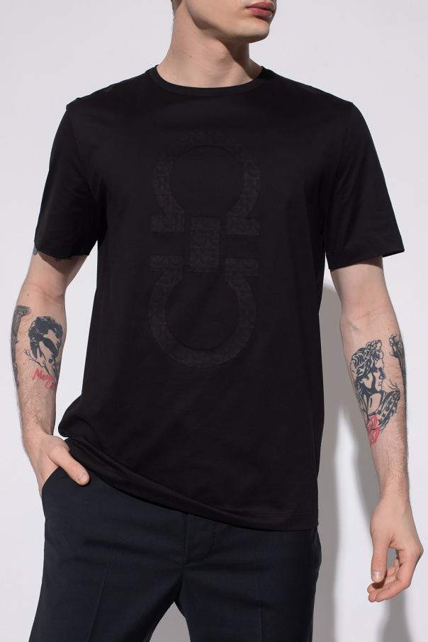 【関税込み】Ferragamo ブラック ロゴパッチ Tシャツ Ferragamoのブラック ロゴパッチ Tシャツがセール中